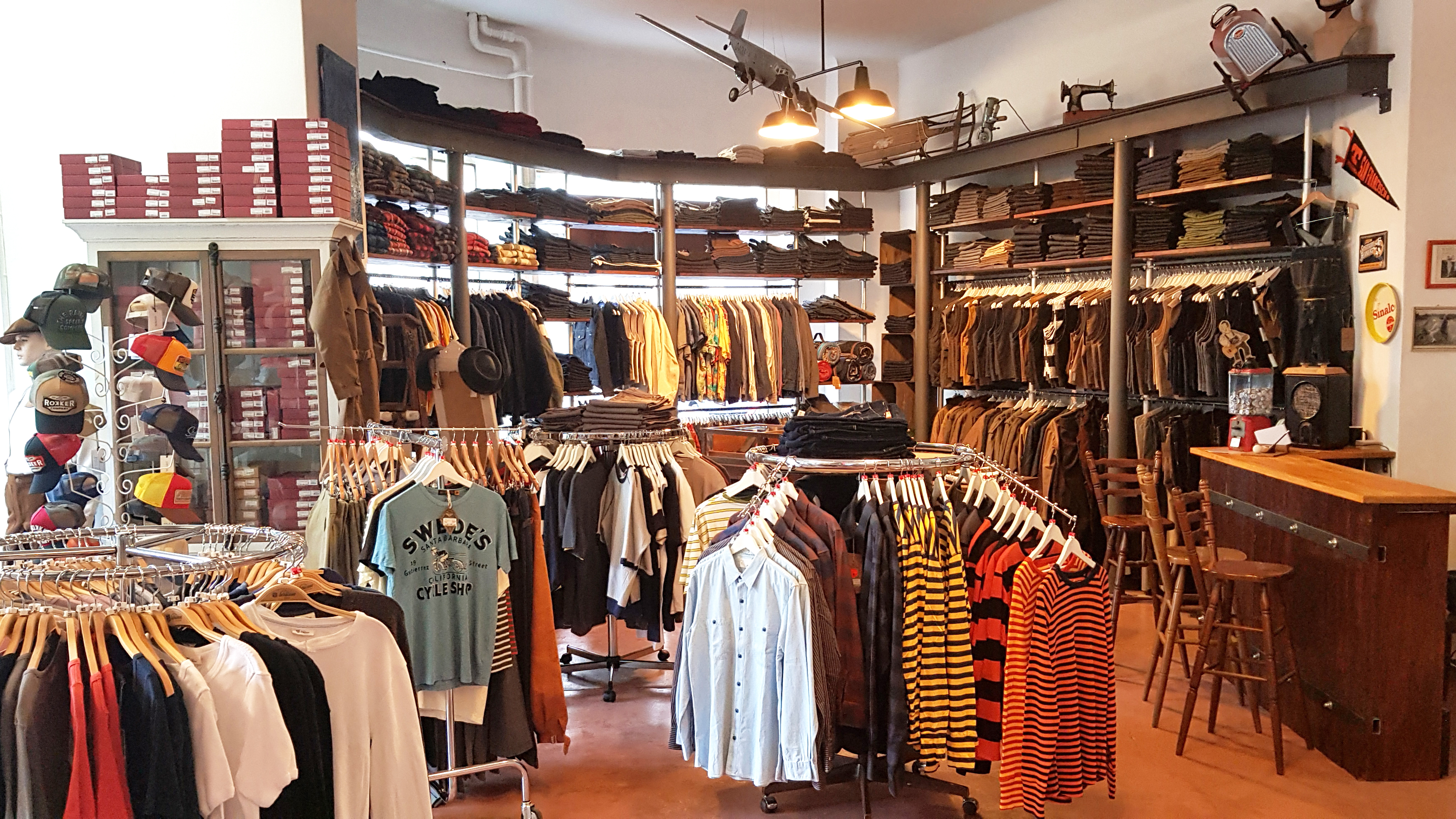 Verkaufsraum von Retronia mit Regalen, Kleiderständern und Retro-Mode im stilvollen Ambiente